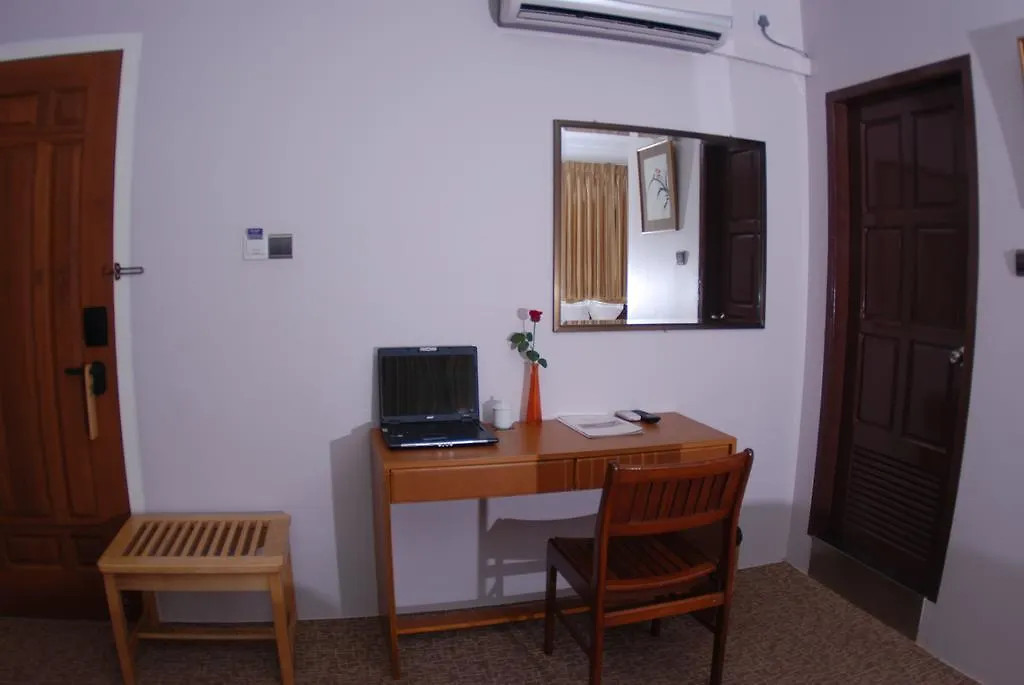 Holiday Hotel Yangon 3*,