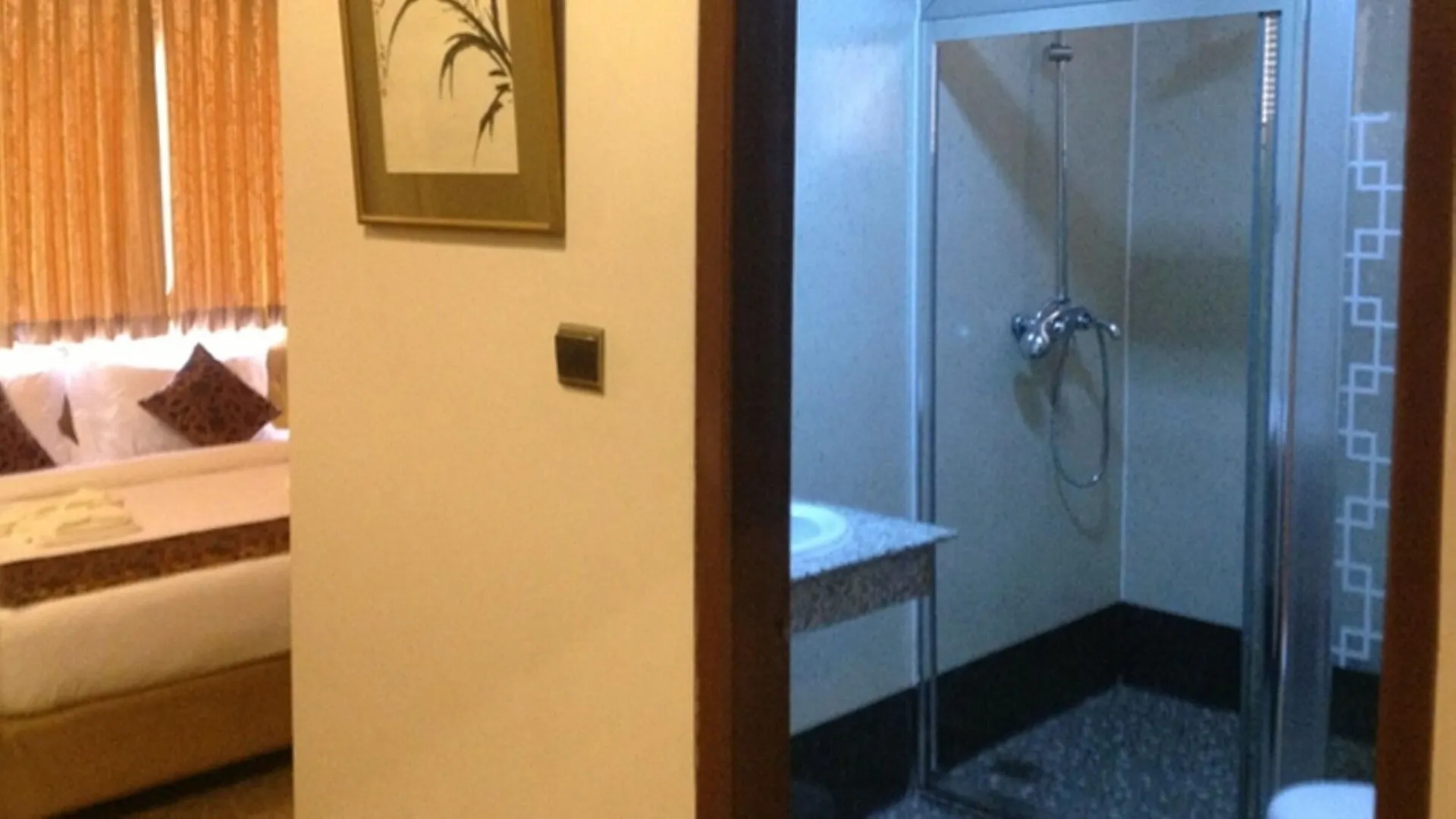 Holiday Hotel Yangon 3*,